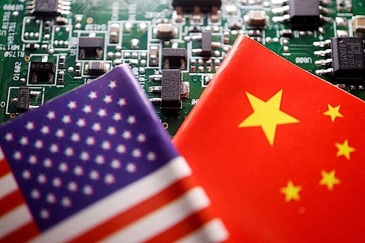 半導体の基盤とアメリカと中国の国旗