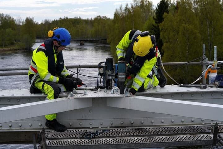 フィンランドの橋の上で作業をする作業員