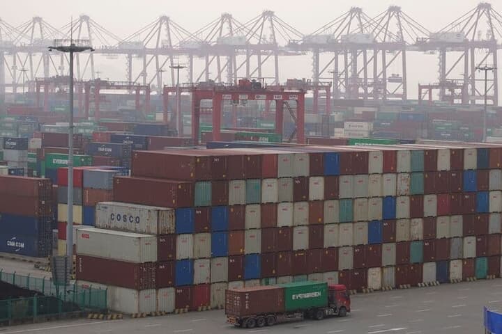 上海港に並ぶ輸入コンテナ