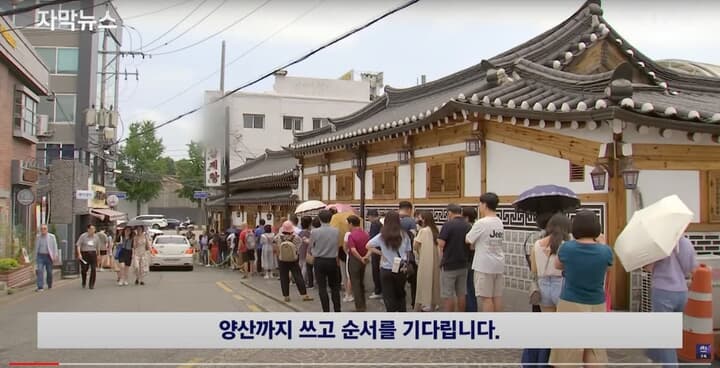参鶏湯の専門店に並ぶソウル市民