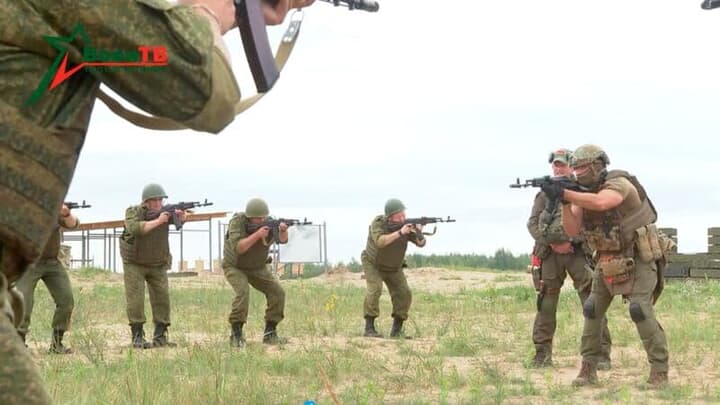 ベラルーシ兵士の訓練を指導するワグネルの戦闘員
