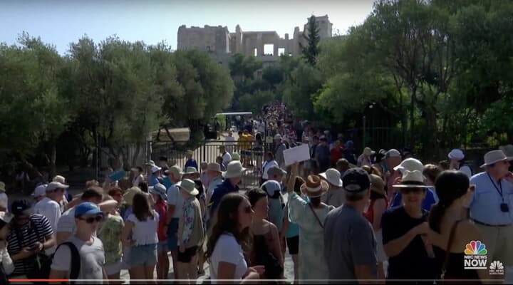 閉鎖されたアクロポリス神殿から降りてくる観光客