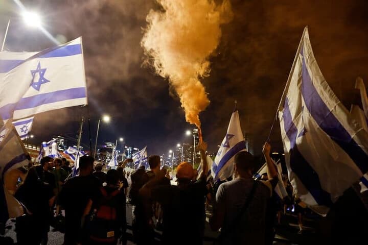 イスラエル国旗を掲げるデモ隊