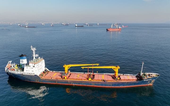 黒海を航行するタンカー