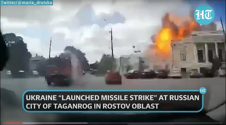 ウクライナのミサイルが着弾し炎が上がる建物