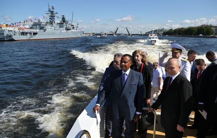海上軍事パレードに参加したロシアのプーチン大統領