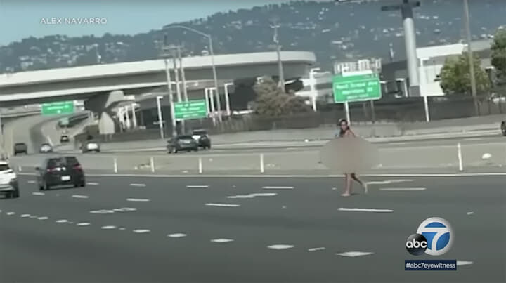 裸で高速道路を歩く女