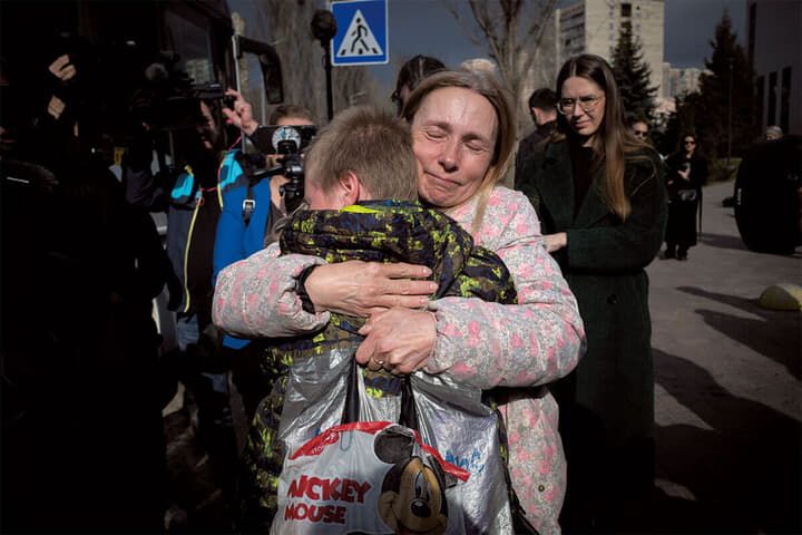 ロシアに連れ去られていた13歳の息子を抱き締める女性
