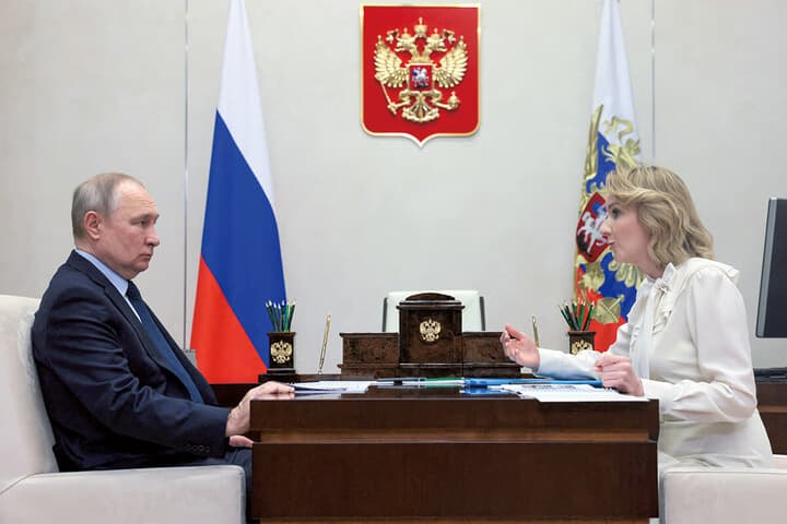 プーチン大統領（左）とリボワベロワ大統領全権代表（右）