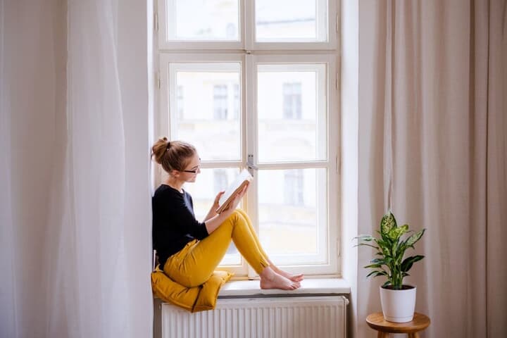 自宅で読書する女性