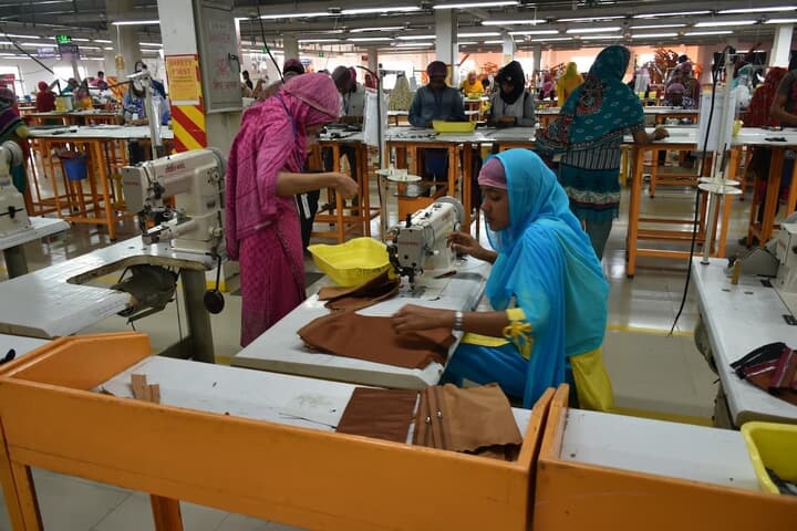 FrankPRの革製品を作る女性たち