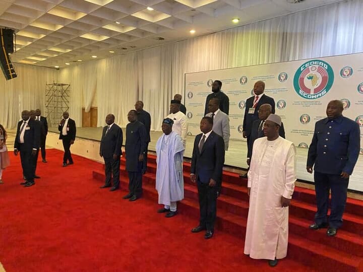 西アフリカ諸国経済共同体の緊急首脳会議の参加者たち