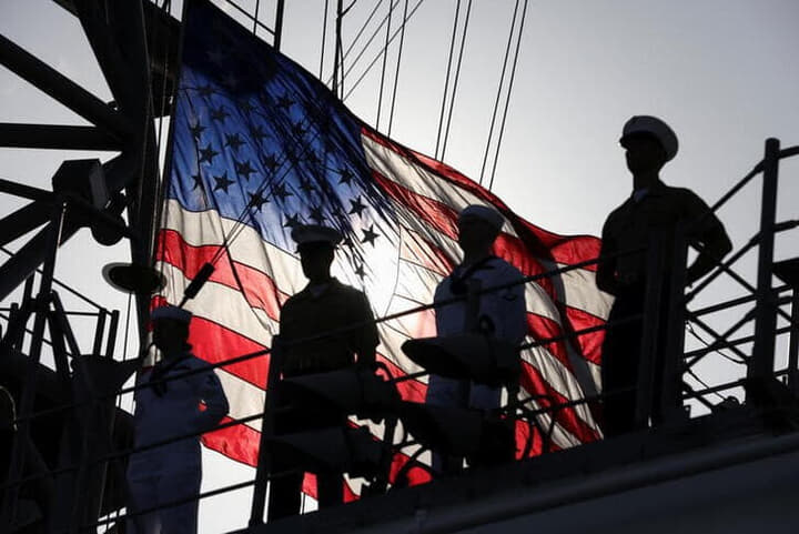 米海兵隊員と米国旗