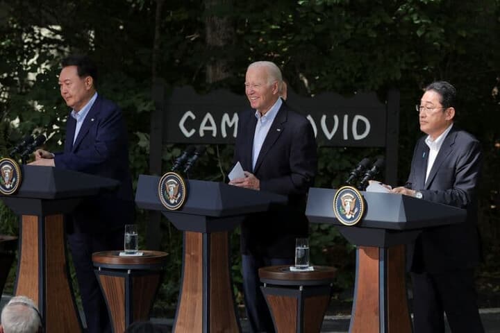 左から韓国ユン大統領、米国バイデン大統領、日本岸田首相