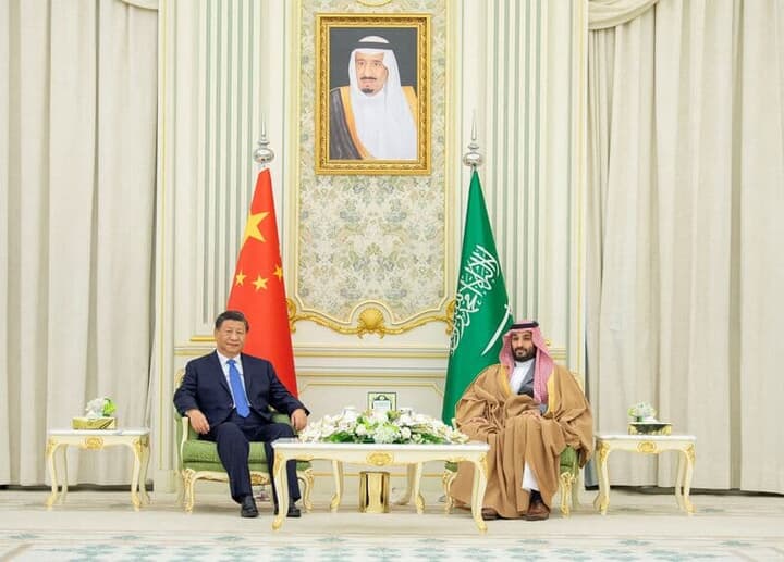 中国の習近平国家主席（左）とサウジアラビアのムハンマド皇太子（右）