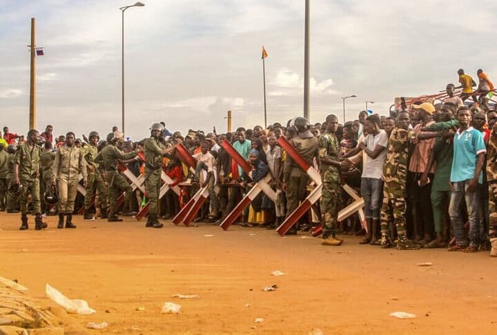 フランス軍の拠点前で抗議活動をするニジェール軍事政権の支持者ら