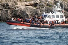 ランペドゥーサ沖でイタリア沿岸警備隊に救助された移民（9月18日）