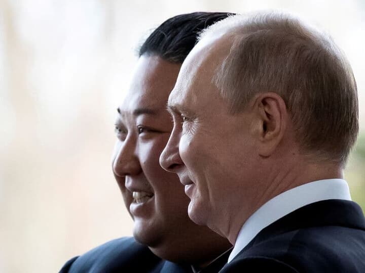 金正恩（左）とプーチン（右）