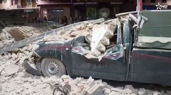 崩落した建物の瓦礫に押しつぶされた自動車