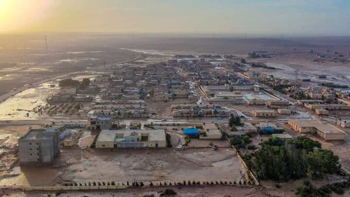 洪水が発生したリビア東部の街デルナ