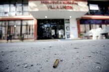 メキシコ地方政府庁舎の前に転がる銃撃戦の薬きょう