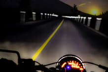 夜道を走るオートバイ