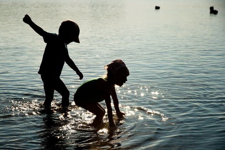 湖で遊ぶ子供たち