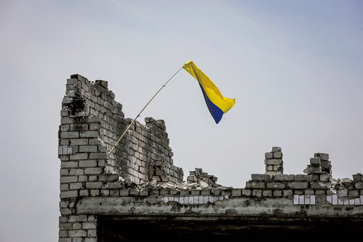 ドネツク州でウクライナ軍が奪還した集落に掲げられたウクライナ国旗