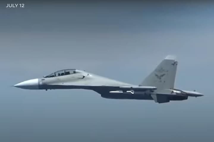 米軍機に異常接近する中国軍機
