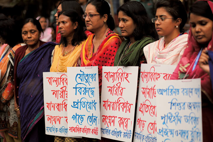 児童婚に抗議するバングラデシュの女性たち
