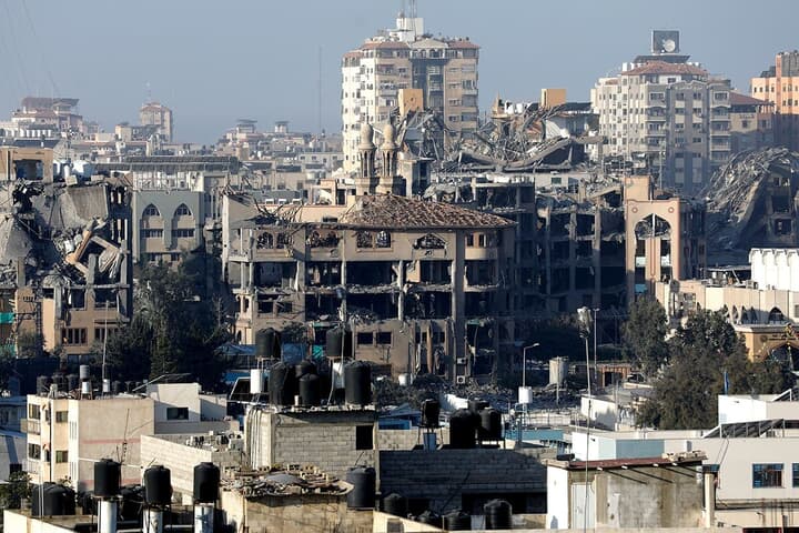爆撃で破壊されたガザのビル
