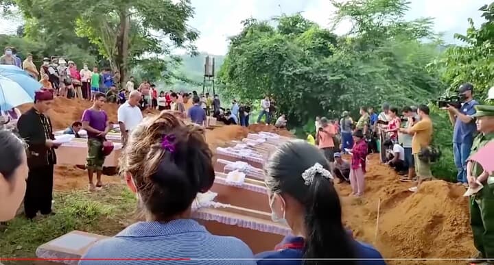 亡くなった難民キャンプの人々の葬儀