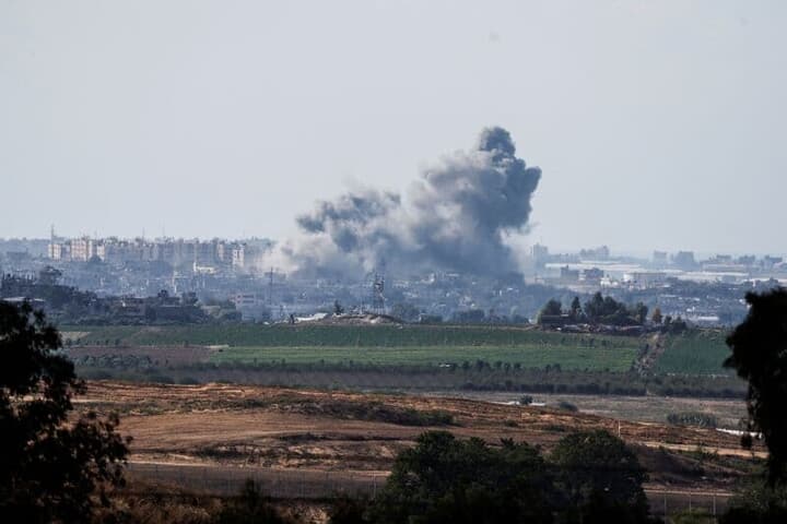 イスラエル軍による攻撃で煙の上がるガザ地区