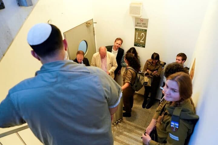 地下の防空壕に避難したブリンケン米国務長官とイスラエルのネタニヤフ首相ら
