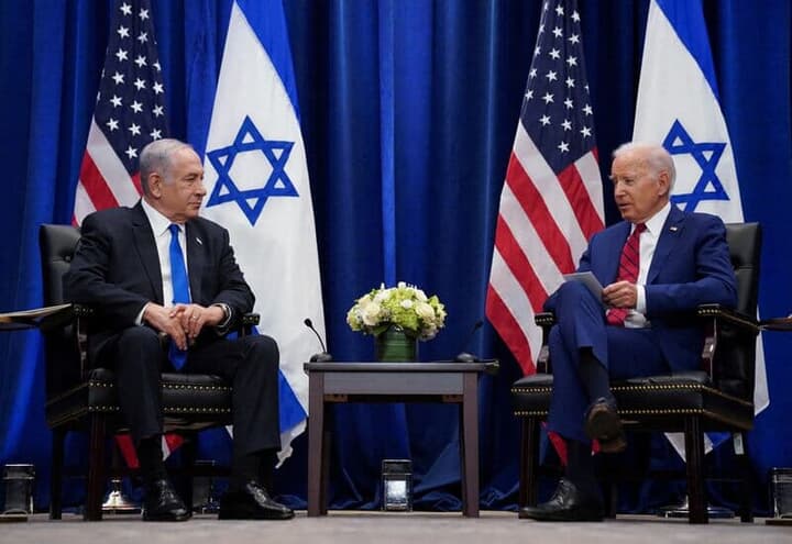 イスラエルのネタニヤフ首相（左）と会談するバイデン大統領