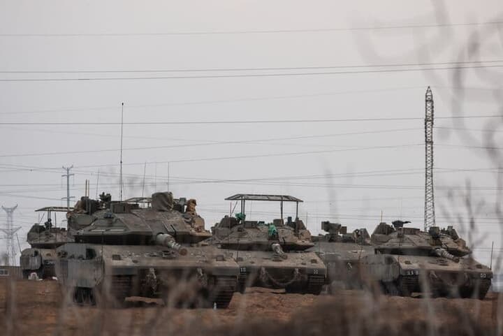ガザとの境界周辺に集結するイスラエル軍戦車