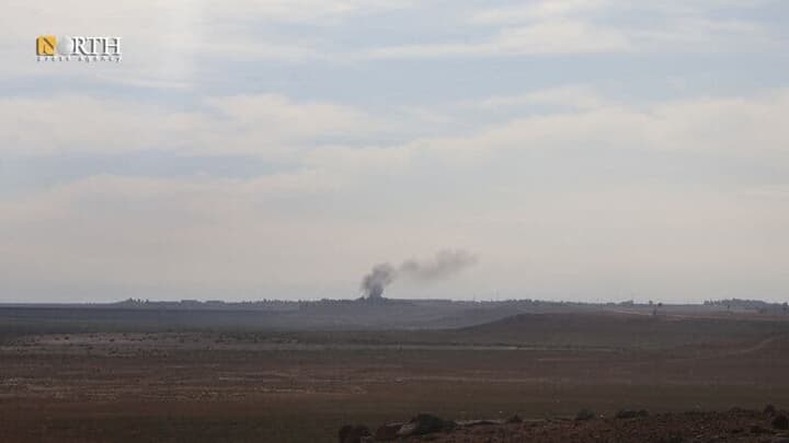 シリア北東部ハサカで立ち上る煙