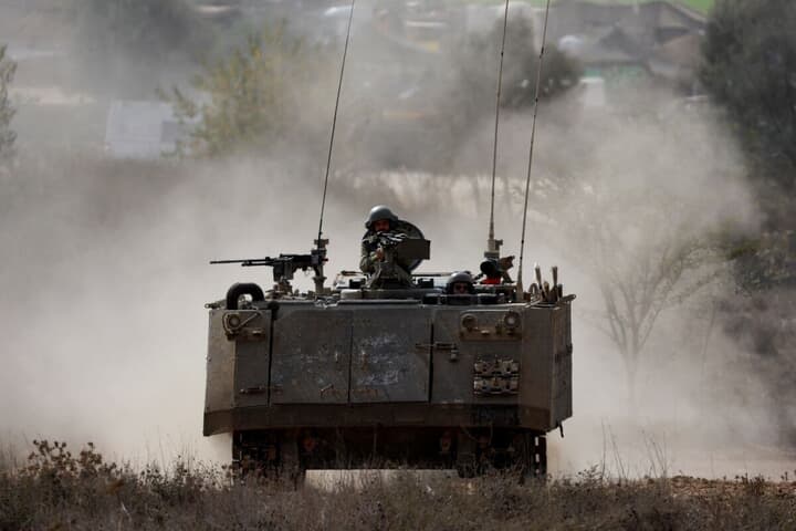 ガザ地区との境界線付近で装甲車に乗るイスラエル兵士