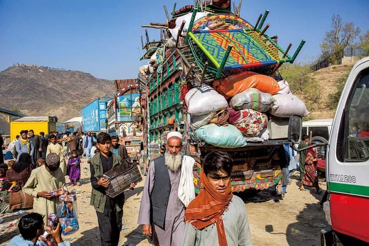 国境にはアフガニスタンに帰国する移民の列が　THE NORWEGIAN REFUGEE COUNCILｰHANDOUTｰREUTERS