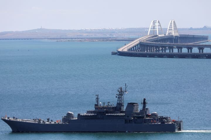 クリミア橋の近くを航行するロシアの艦艇