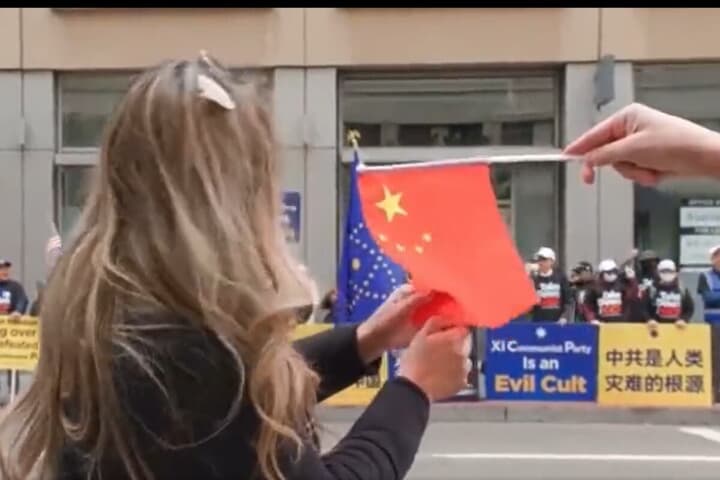 中国共産党を批判するデモ