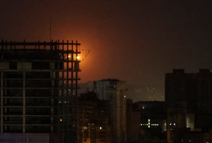 ウクライナの首都キーウの上空で爆発したロシアのドローン