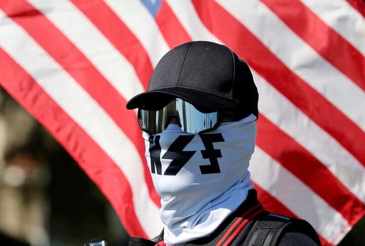 米国のイスラエル支援に抗議する白人ナショナリスト団体「 NatSoc Florida」のメンバー