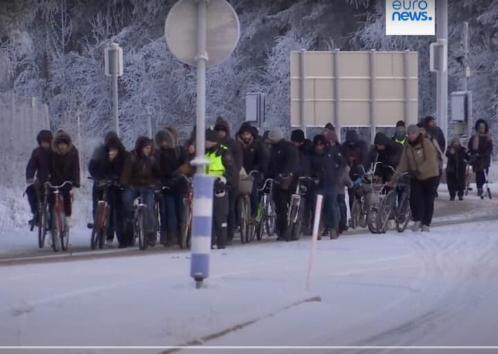 フィンランドの国境検問所にやってきた難民たち