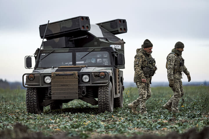 アメリカが供与した自走式防空システム「アベンジャー」で首都を守るウクライナ兵