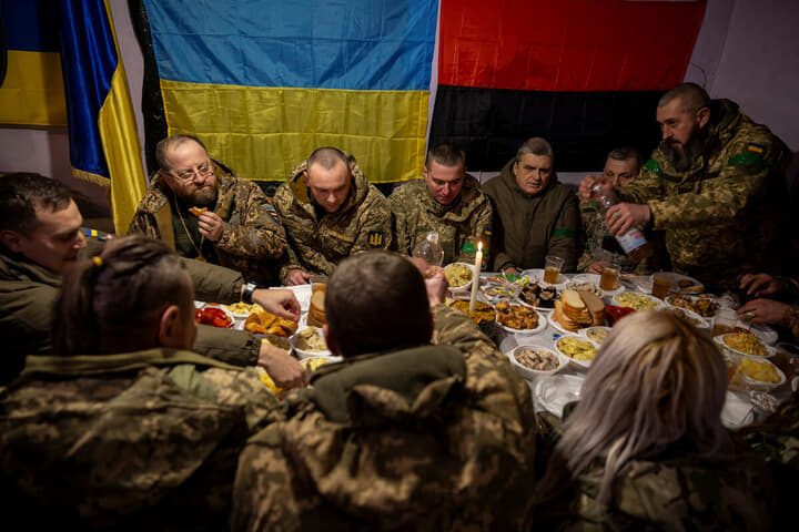 前線近くでクリスマスを祝うウクライナ兵