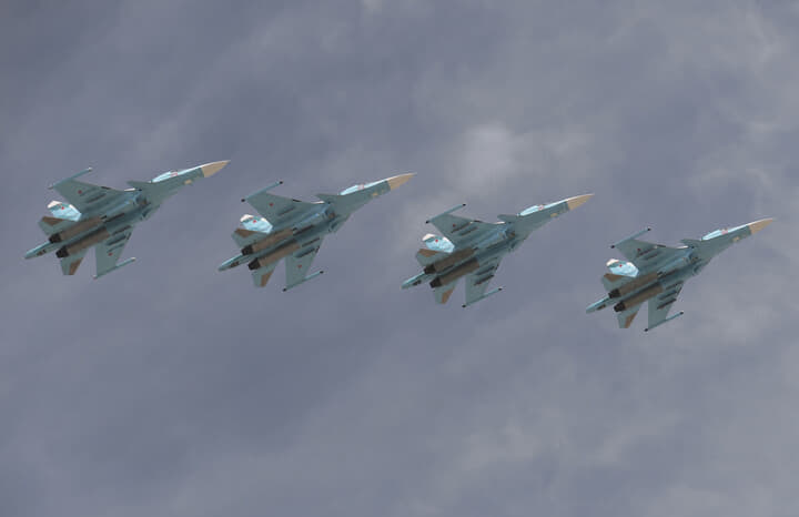 モスクワ上空を飛ぶSu-34