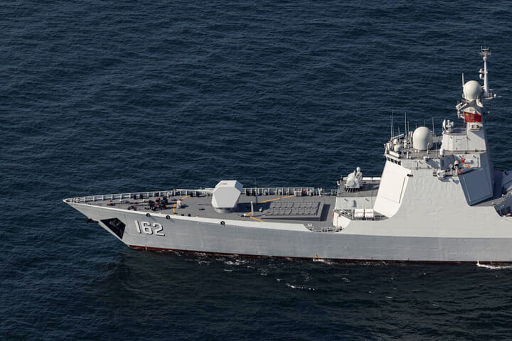 オマーン湾でロシア、イランと軍事演習中の中国軍艦