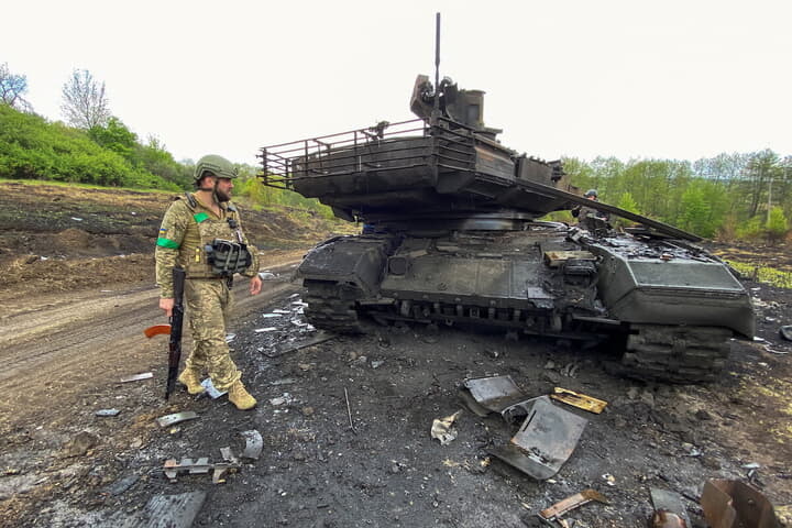 無惨に破壊されたロシアのT90M主力戦車とウクライナ兵