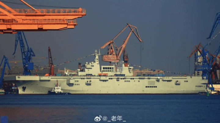 上海の造船所で進水した4席目の075型強襲揚陸艦